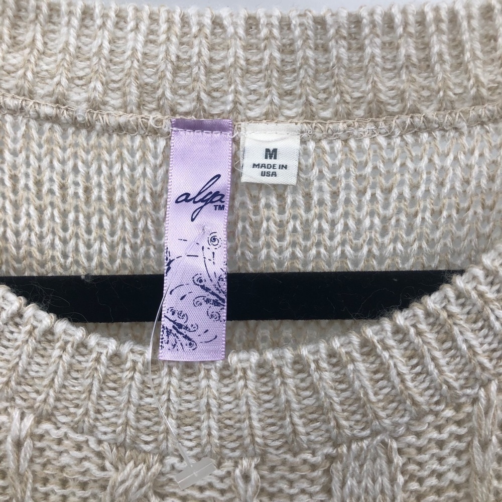 Alya Women’s tan knit sweater Crewneck size medium - Picture 4 of 8